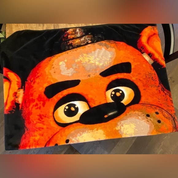 EUC FIVE NIGHTS AT FREDDY’s BEDDING LOT - Picture 4 of 4